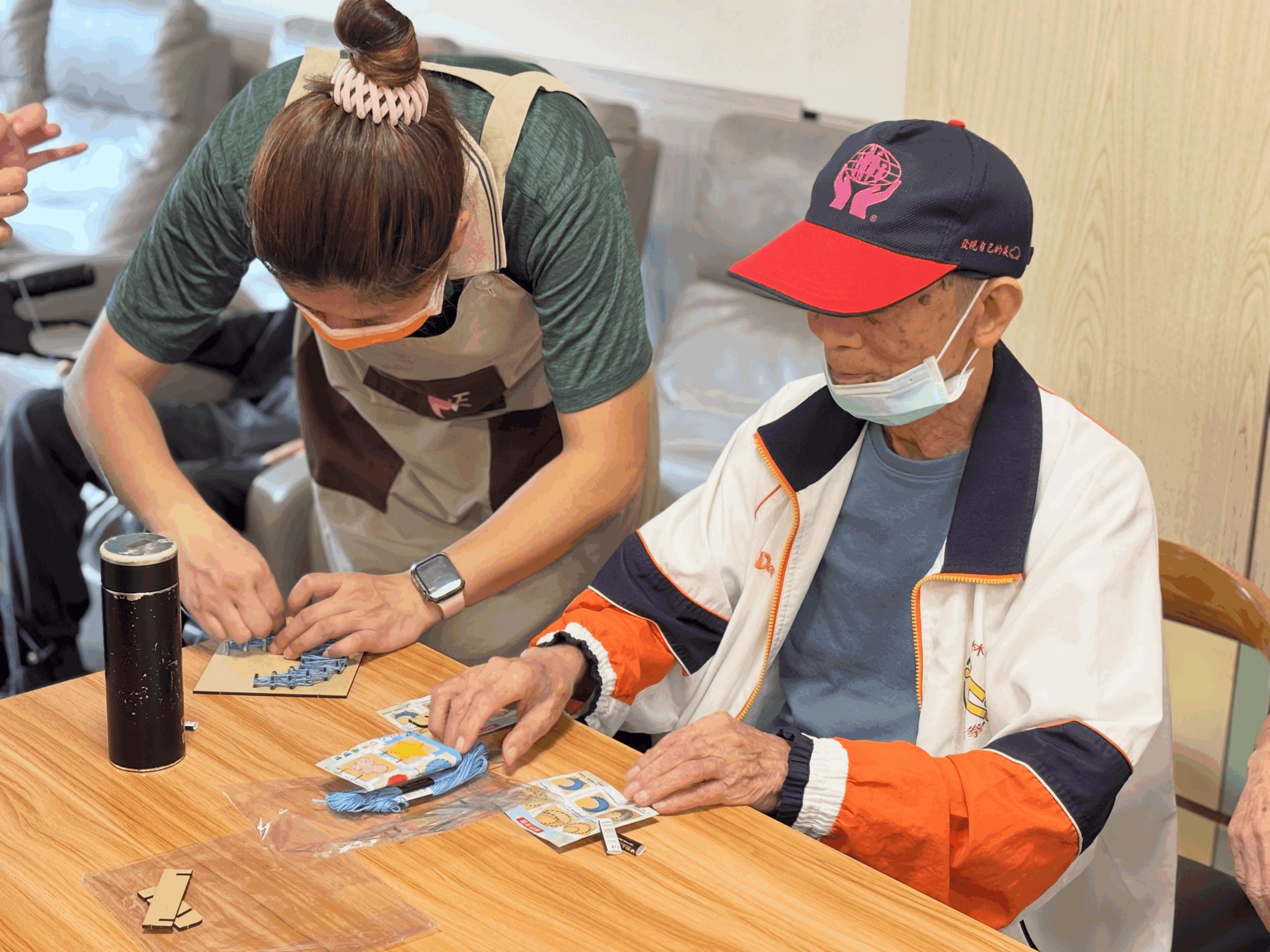 日照中心不像醫院那樣冰冷,而是像社區型的「長輩學園」,也可以理解成高齡版的「托兒所」的概念。在這裡,每天都有安排好的活動、專人照護與健康管理,讓長輩的每一天都有重心、有期待。以下我們也大致分享長輩在這裡的一天會做哪些事情!