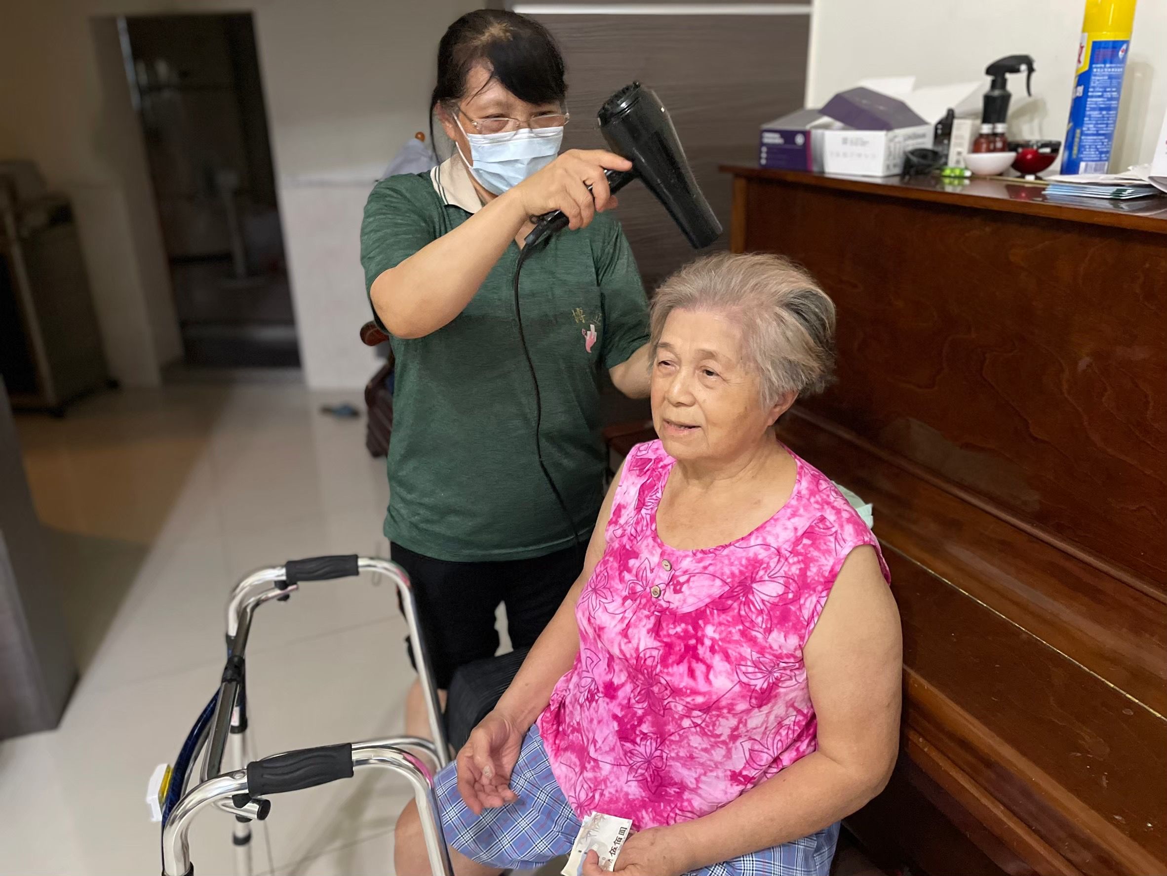 當面臨長輩需要協助時,很多家庭都會感到困惑:「到底該選居家照護?還是讓長輩去日照中心或是住到護理之家?」不同服務模式,適合的對象與生活型態都不一樣,下面這張比較表幫你快速掌握差異: