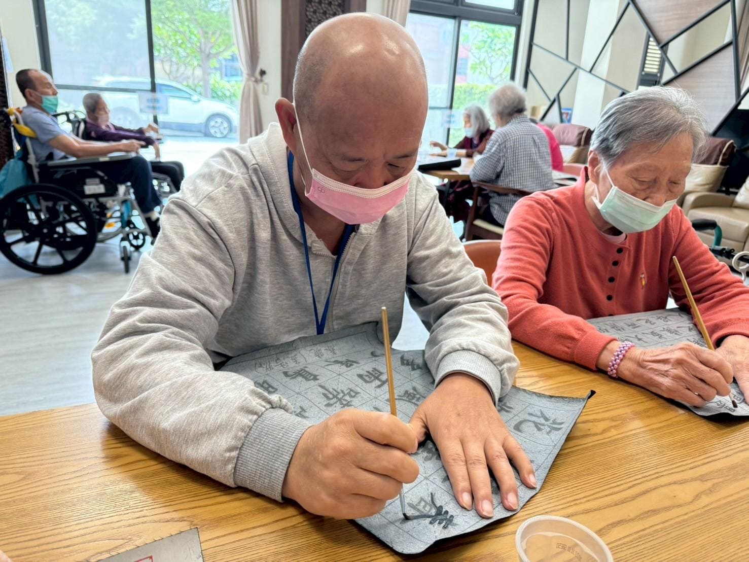 日間照顧中心(簡稱日照中心),是長照2.0服務中的一環,提供65歲以上長輩、50歲以上失智症患者在白天的照顧服務,協助家庭減輕照顧負擔。 與安養中心、護理之家不同,日照中心屬於「非住宿型」照顧服務,長輩早上到中心、晚上回家,就像孩子上學一樣,白天在安全環境中接受專業照護、參與活動、享用餐食,也能進行簡單的復健訓練。